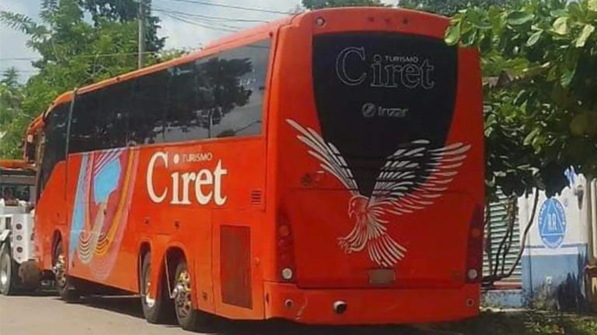 Chofer de autobús provoca daños